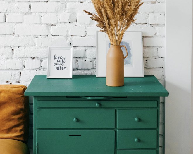 Green drawer with portrait and wheat flower pot